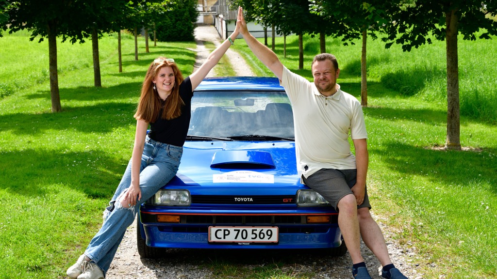 Mange af de bedste i sporten er forældre/børn-mandskaber. Her er det løbsleder Kim Bach Sørensen og hans datter Freja Damgaard Sørensen, der kører i en Toyota Corolla GT fra 1986.
(Foto: Michael Eisenberg, Intercom.nu)